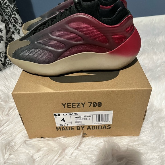 Yeezy 700 V3 “fade copper” - Picture 3 of 5